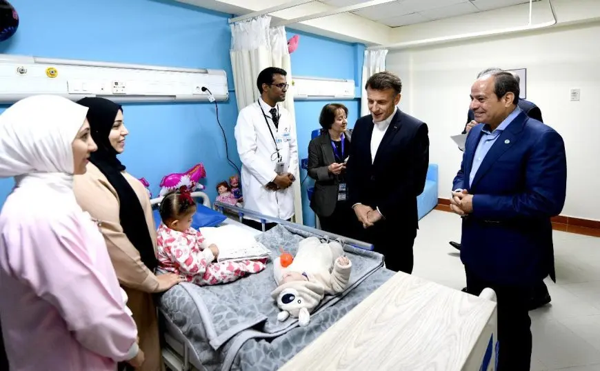 صور.. الرئيسان السيسي وماكرون يزوران مستشفى العريش ويلتقيان بجرحى فلسطينيين