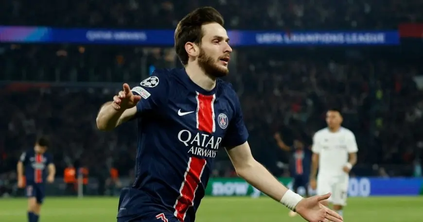 كفاراتسخيليا يتألق كأفضل لاعب في مباراة باريس سان جيرمان ضد أستون فيلا