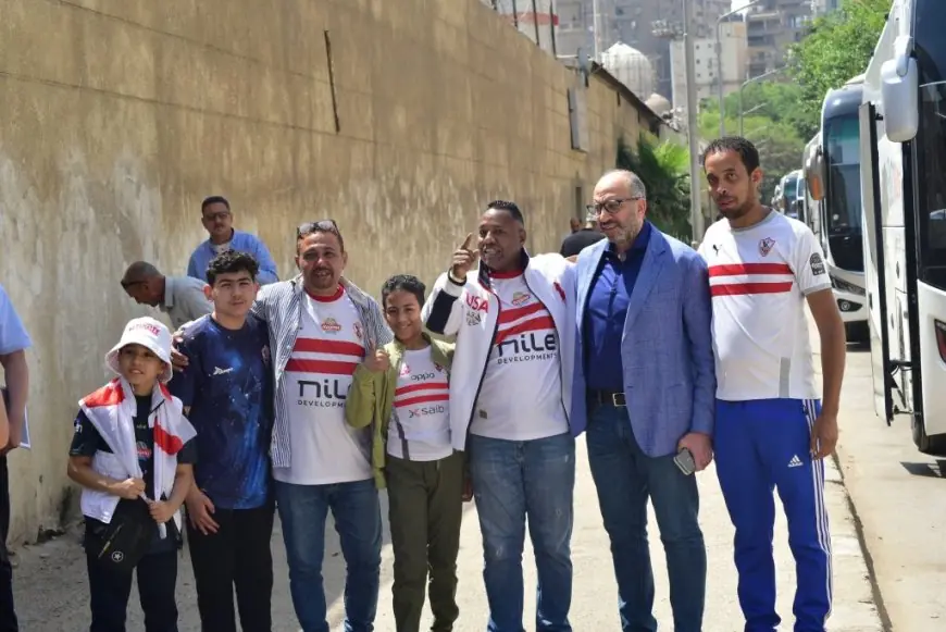 جماهير الزمالك تتوافد على مقر النادي للسفر إلى برج العرب