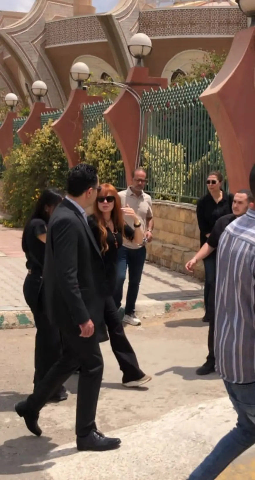 كارول سماحة تصل جنازة زوجها الراحل وليد مصطفى في حالة صدمة