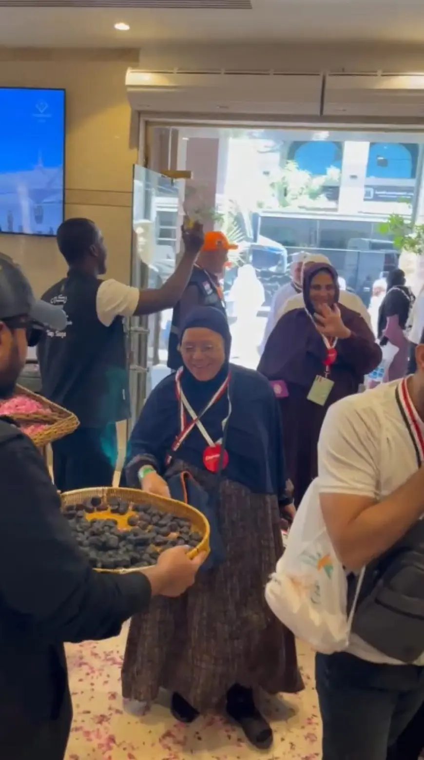 وزيرة التضامن تطمئن على وصول أول أفواج حجاج الجمعيات الأهلية إلى المدينة المنورة