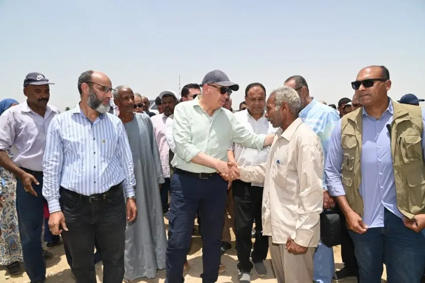 وزير الري يتفقد مشروعات الري الحديث في مزارع قصب السكر بأسوان