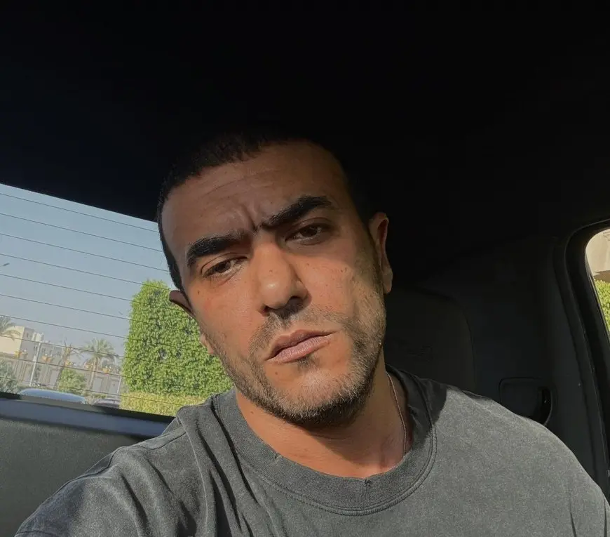 أحمد العوضي ينشر صورة شاب يشبهه ويعلق: اتخطفت سيكا