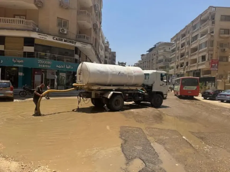 إصلاح كسر مفاجئ بخط مياه بقطاع هضبة الأهرام وإعادة الضخ وتمهيد الطريق