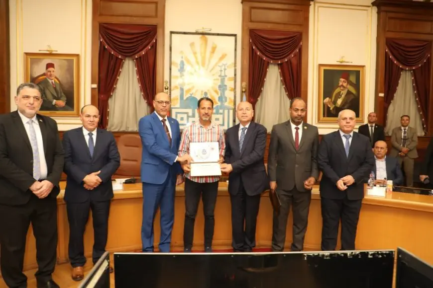 تكريم موظف بوزارة العمل رفض رشوة 2 مليون جنيه من شركة إلحاق العمالة بالخارج