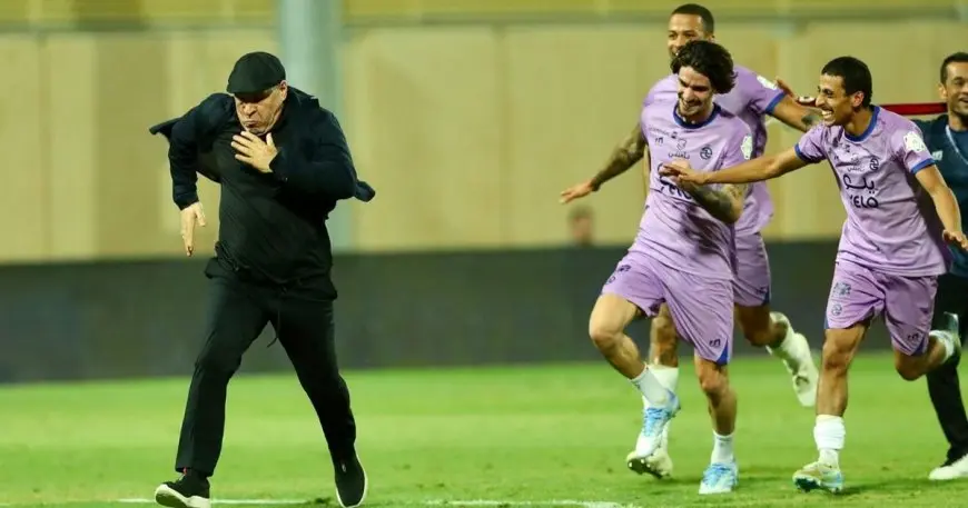 احتفال “مجنون” لبن زكري بعد ضمان البقاء في دوري روشن السعودي