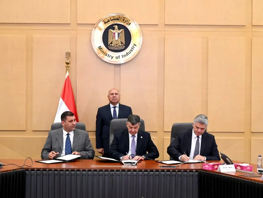 وزير النقل يشهد توقيع عقد تنفيذ البنية الأساسية لإعادة تأهيل ترام الرمل