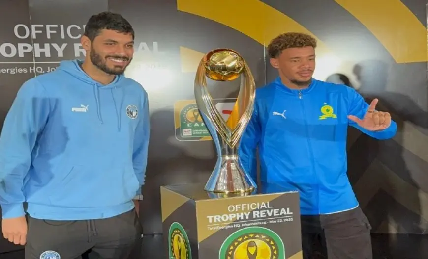 علي جبر يلتقط صورة تذكارية مع الكأس الجديدة لدوري الأبطال
