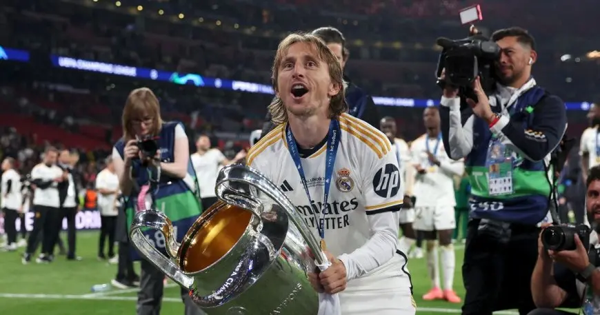 لوكا مودريتش يغادر ريال مدريد مع “ذكريات خالدة”