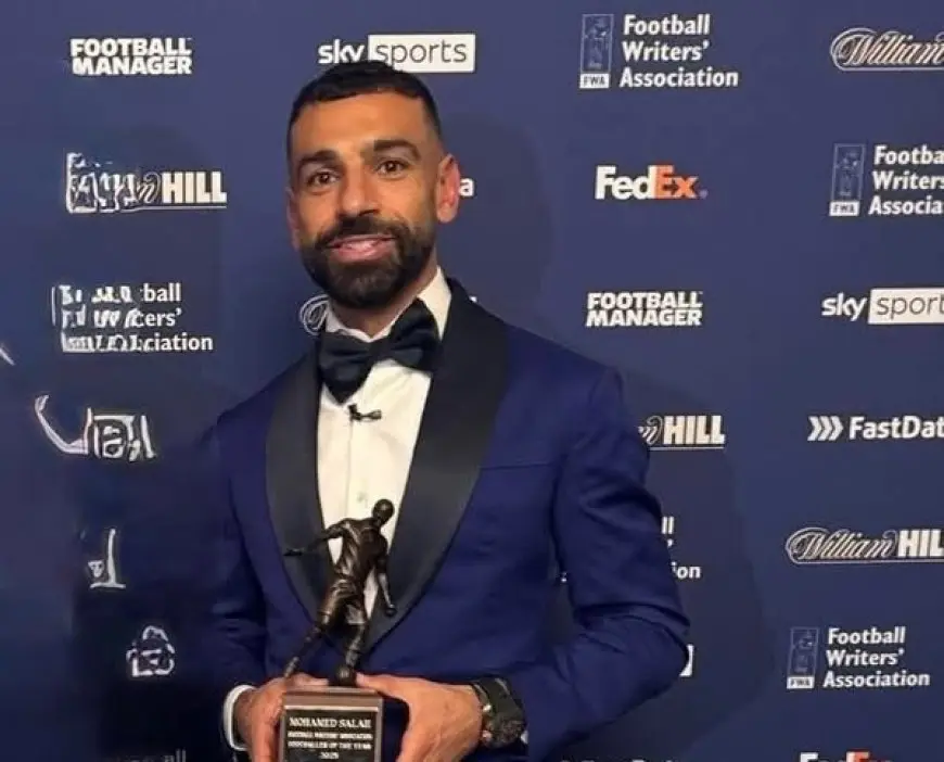محمد صلاح يتسلم جائزة أفضل لاعب في إنجلترا من رابطة كتاب كرة القدم