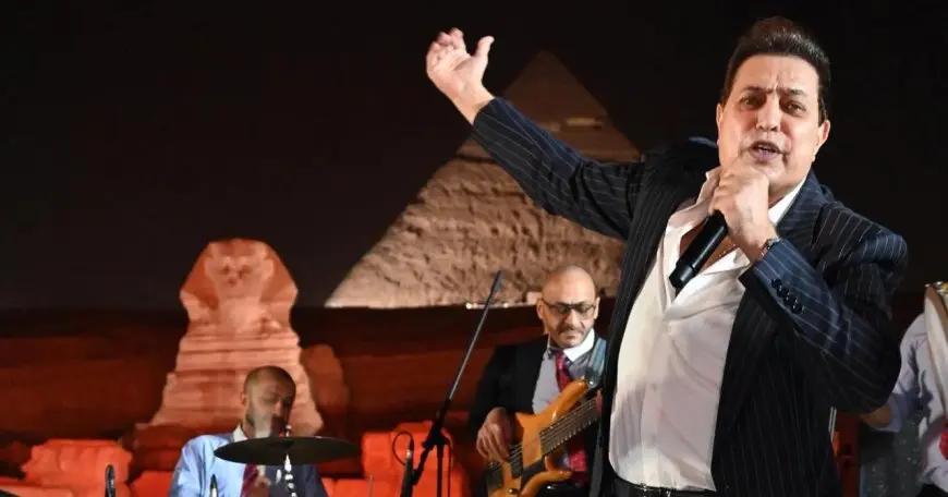 من أمام الأهرامات.. حكيم يبعث برسالة حب ويدعو العالم لزيارة المتحف المصري الكبير