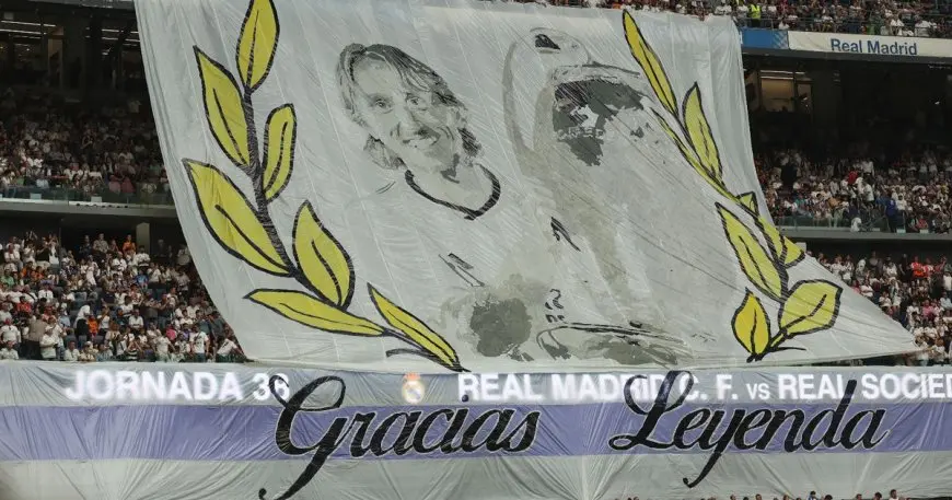جماهير ريال مدريد تردد اسم مودريتش وأنشيلوتي يتأثر ويبكي