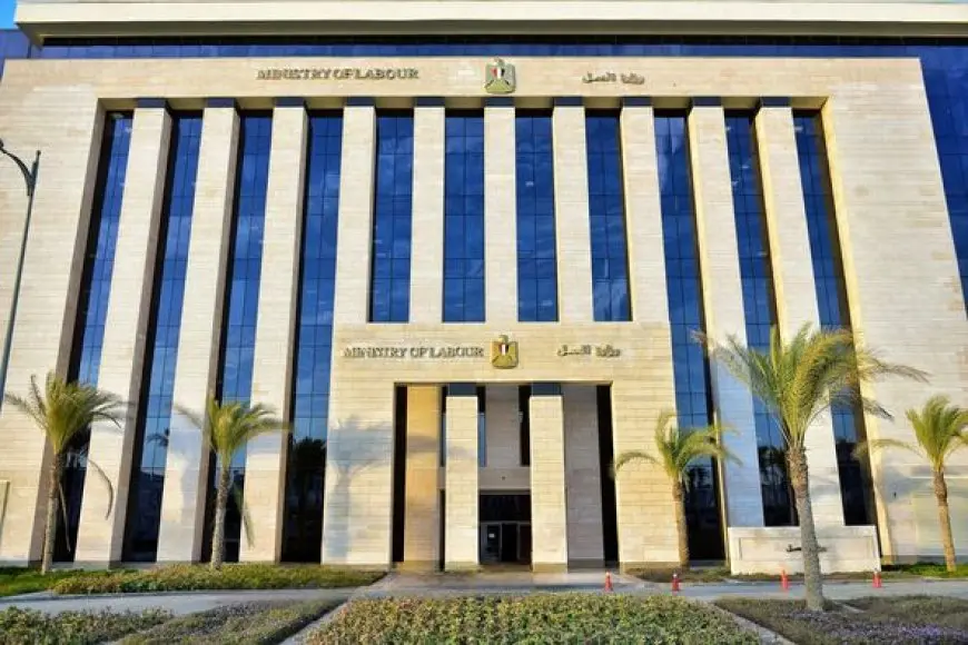 بيان عاجل من وزارة العمل بشأن العامل صاحب فيديو التعنيف من مسؤول عمل سعودي